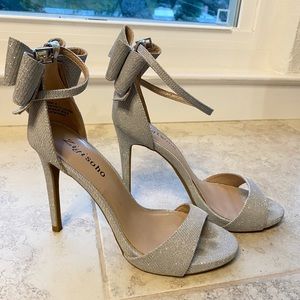 GREAT condition Silver stilettos with bow